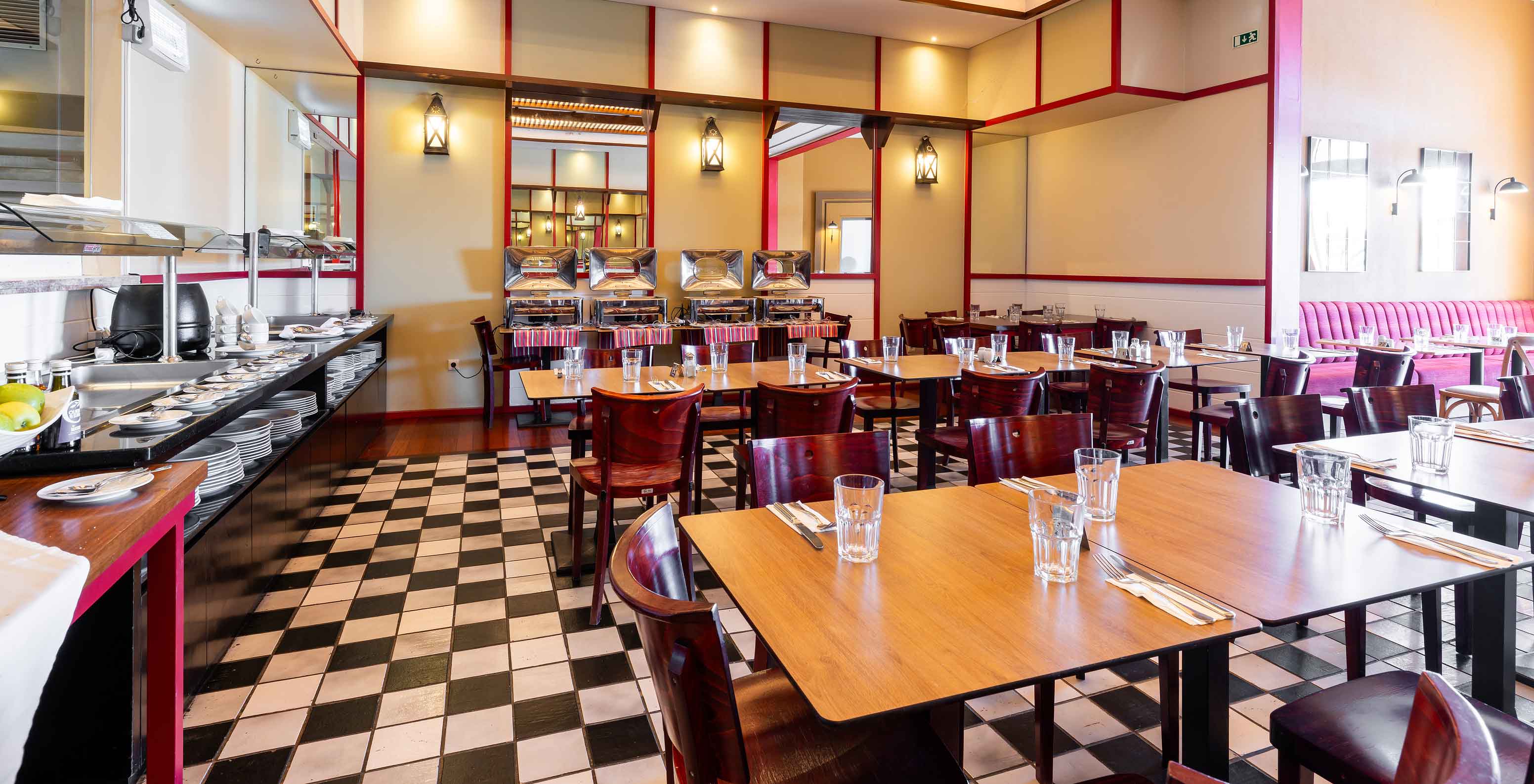 Restaurante do Pestana Porto Santo, Resort de 5 Estrelas no Porto Santo, com mesas de madeira e balcão de buffet