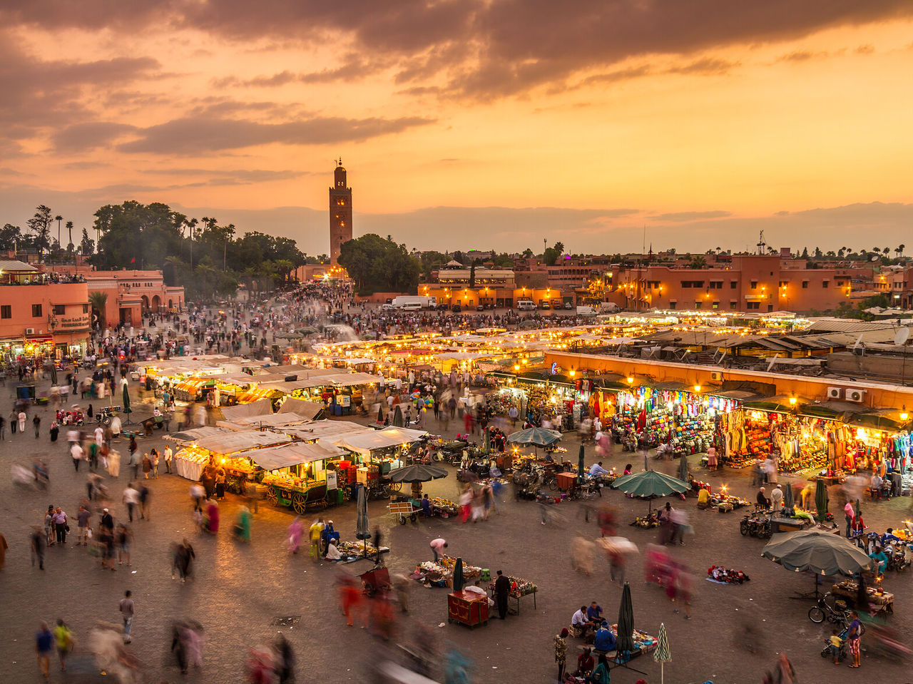 Bovenaanzicht van het centrale plein in het historische centrum van Marrakesh, 's nachts, met verlichte tenten en winkeltjes