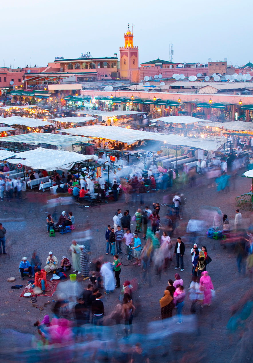 Het Jemaa el-Fnaa-plein in Marrakech is een levendige plek die overdag en 's nachts vol leven is