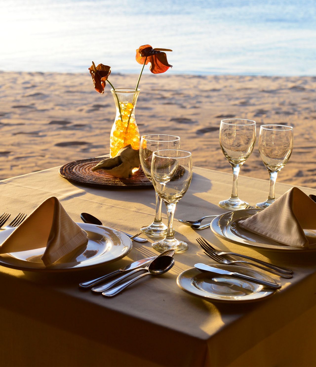 Het restaurant Flamingo, van het Eco Resort op Bazaruto Island, heeft tafels op het zand met uitzicht op de zee