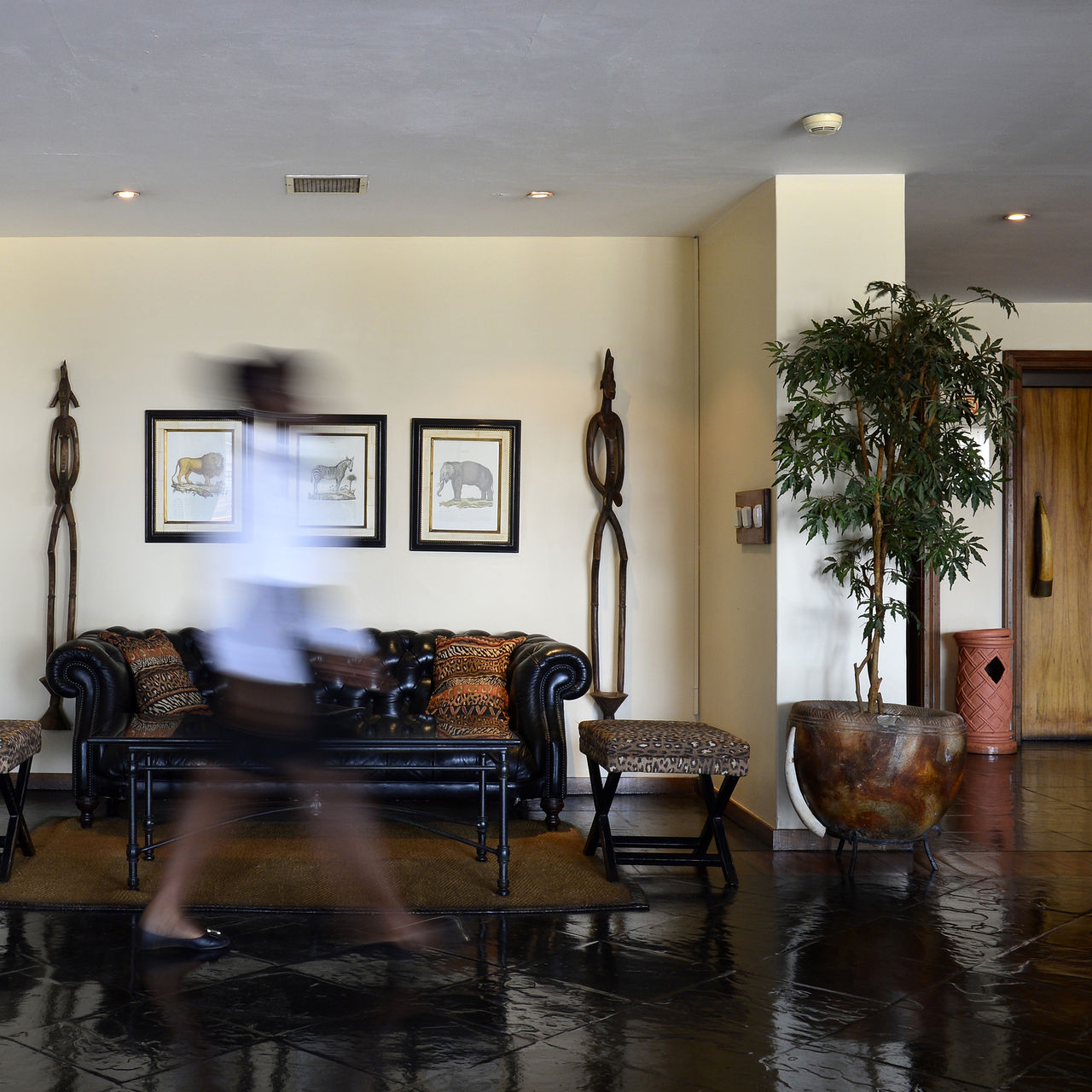 Lobby met zwarte sofa, Afrikaanse decoratie bij Pestana Rovuma, 4 sterren in Maputo