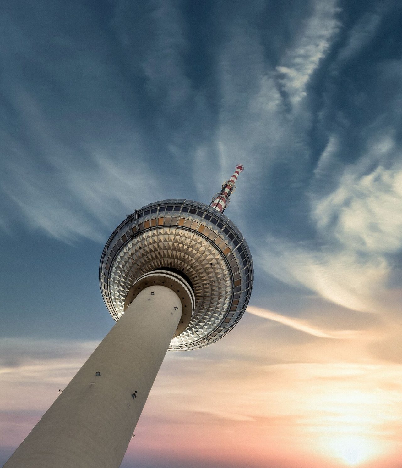 Stadslandschap van de beroemde televisietoren op Alexanderplatz, Berlijn, een symbool van de Duitse hoofdstad