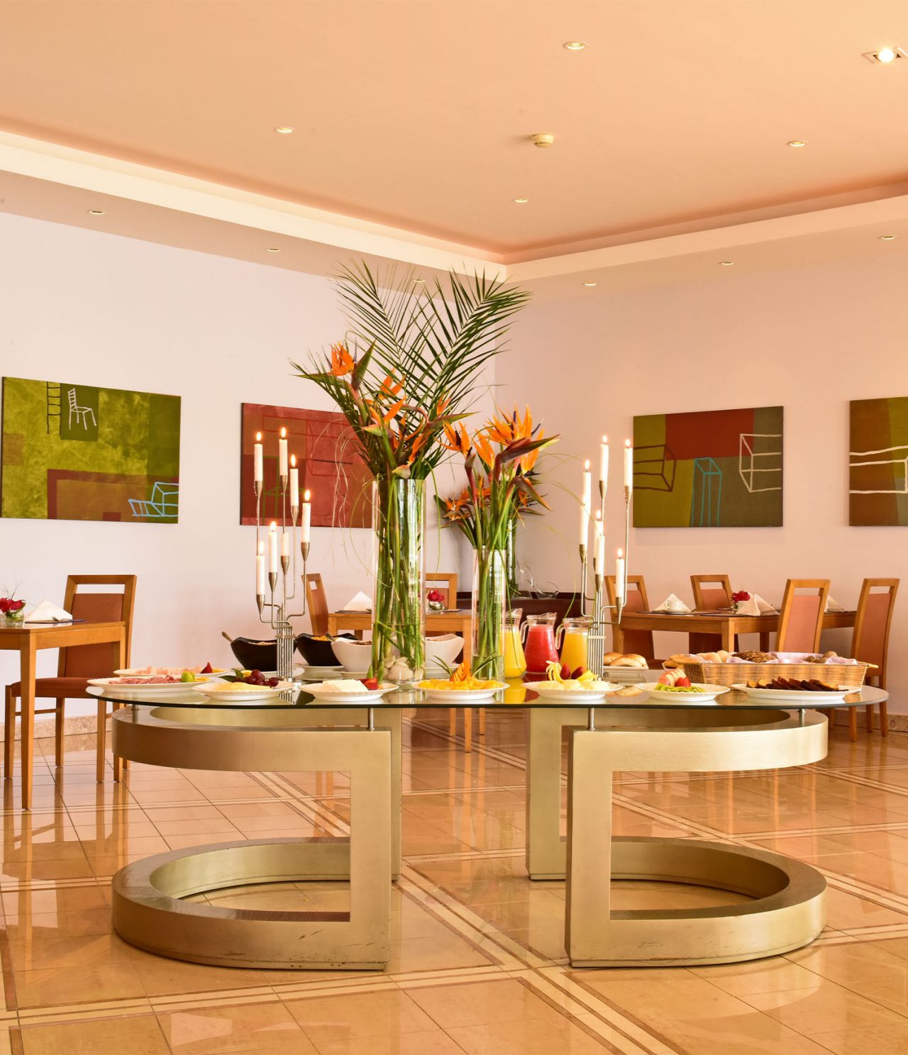 Het restaurant A Adega, van het Aparthotel in de Algarve, heeft een centrale tafel met ontbijtopties zoals fruit en brood