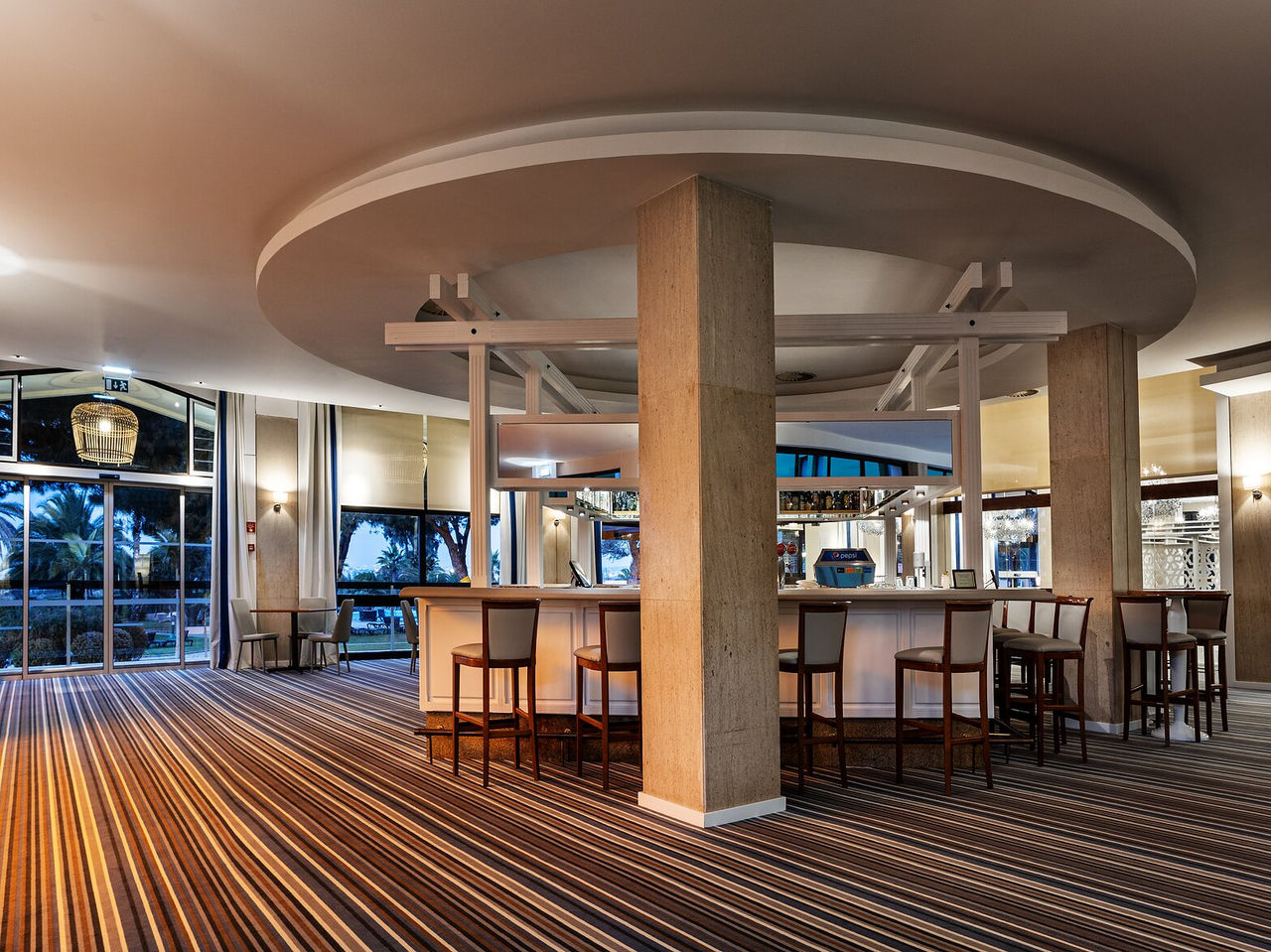 De bar do Príncipe, van het 4-sterrenhotel in de Algarve, heeft een ruime ruimte met stoelen en een bar voor drankjes