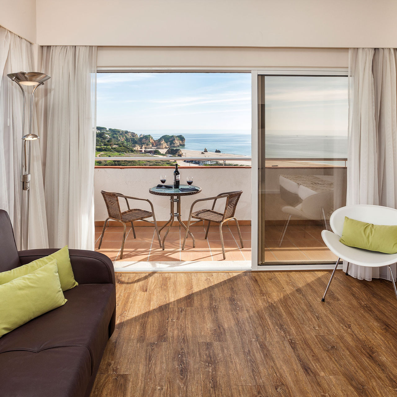 Appartement in Pestana Alvor Atlântico, balkon met zeezicht en twee wijnglazen