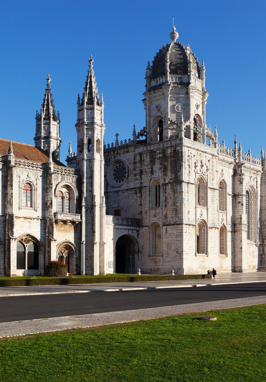 Je kunt het Mosteiro dos Jerónimos bezoeken, een UNESCO Werelderfgoed