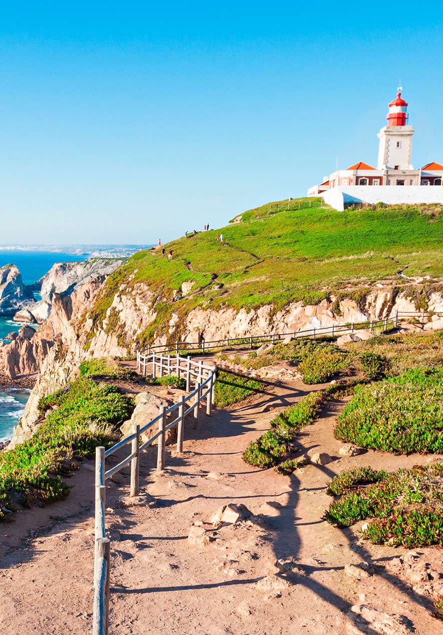 In Cabo da Roca, in het Sintra-Cascais Nationaal Park, kun je wandelen en genieten van panoramisch uitzicht over de Oceaan