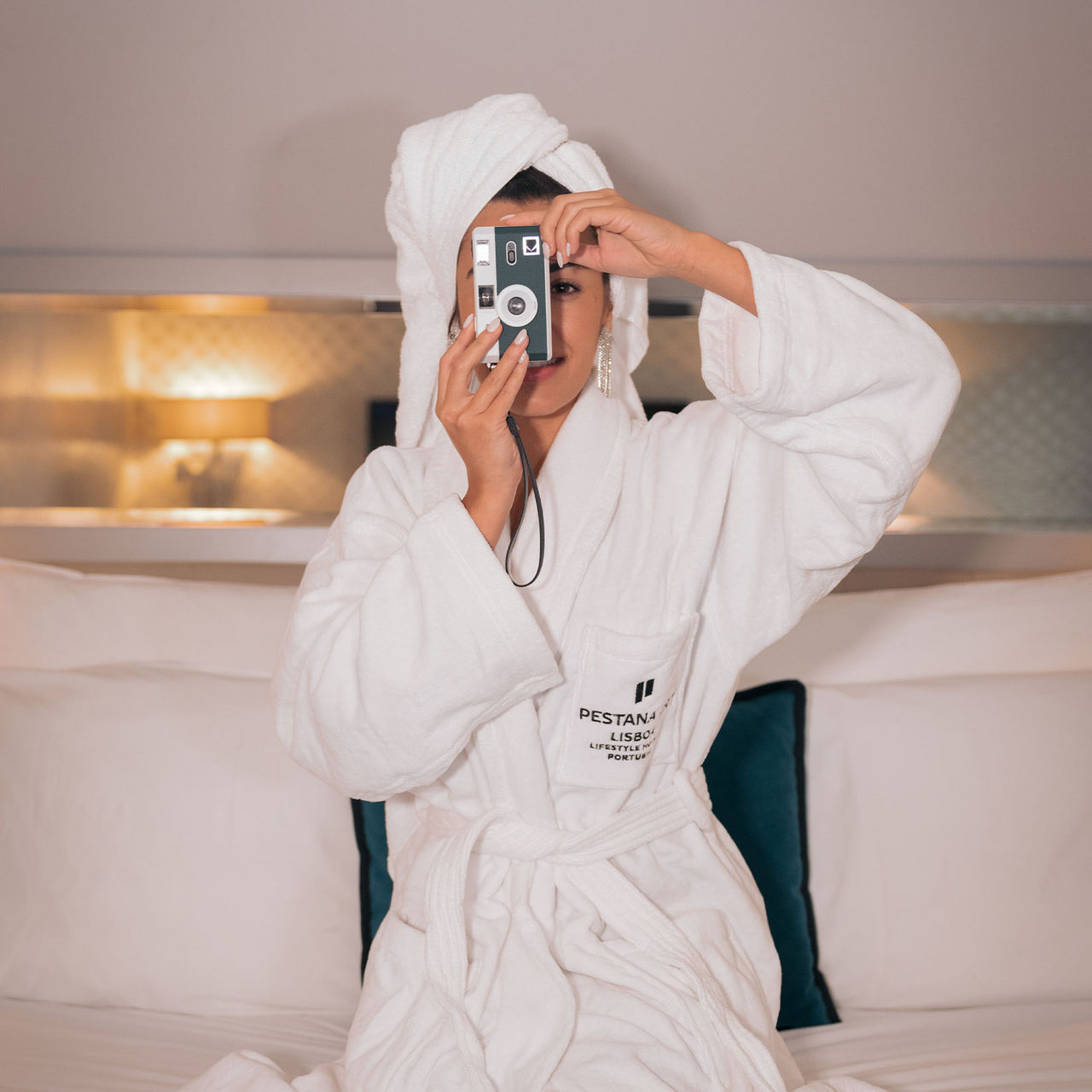 Vrouw maakt foto met digitale camera in kamer Pestana CR7 Lissabon