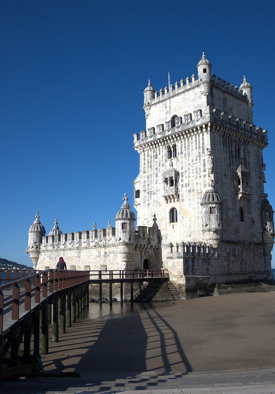 Verblijf in Pestana Palace Lisboa en bezoek de iconische Torre de Belém op een zonnige dag aan de oevers van de rivier