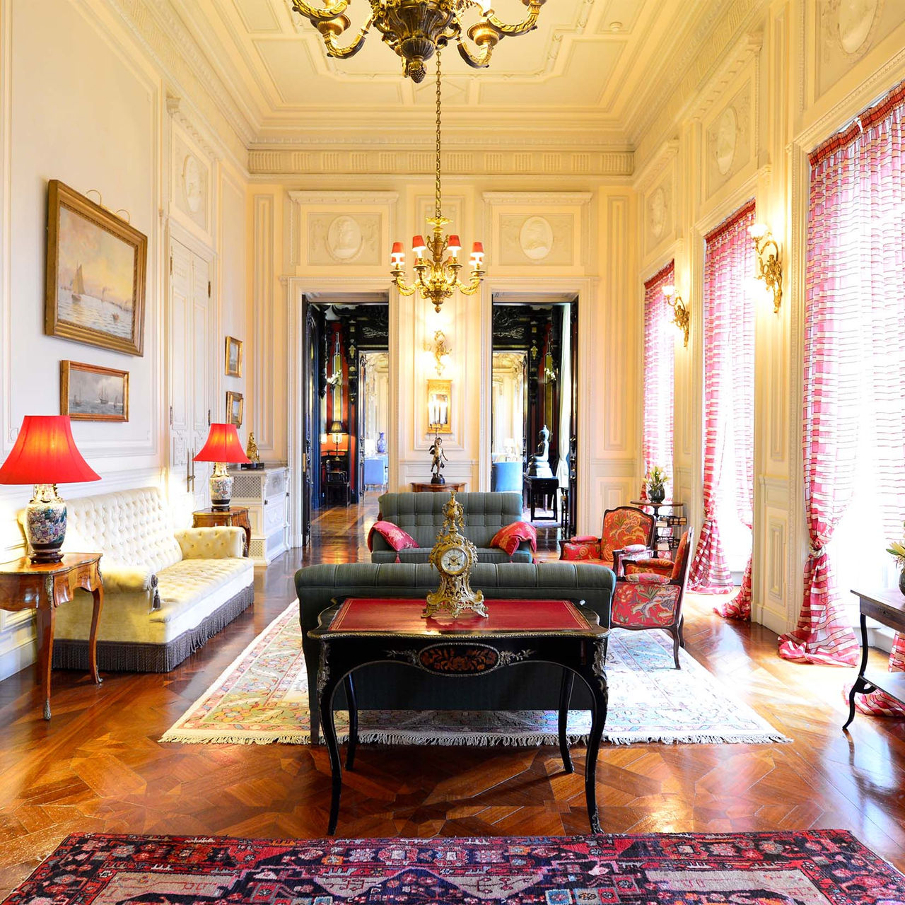 Salon Pestana Palace Lisboa, met gestoffeerde banken, kroonluchters en houten panelen