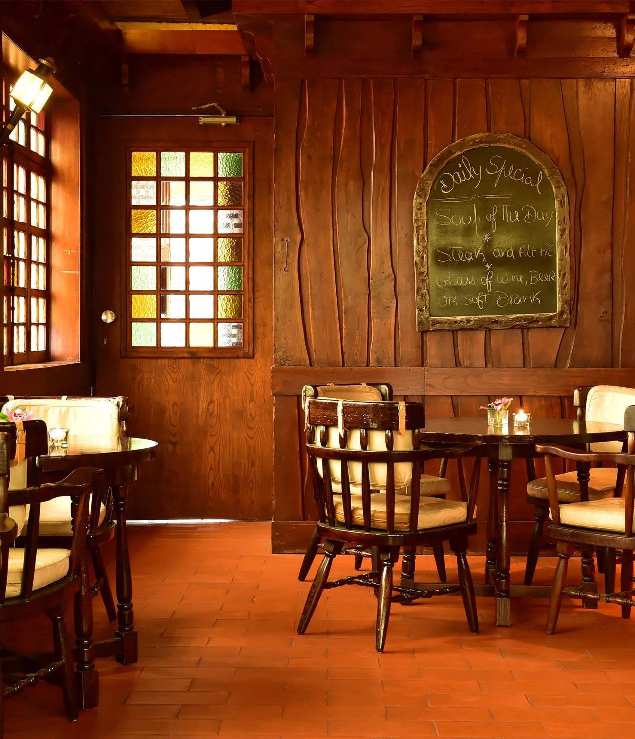 De bar The Pub, van het 5-sterrenhotel op Madeira, heeft een ruimte met stoelen en tafels die een pub imiteren