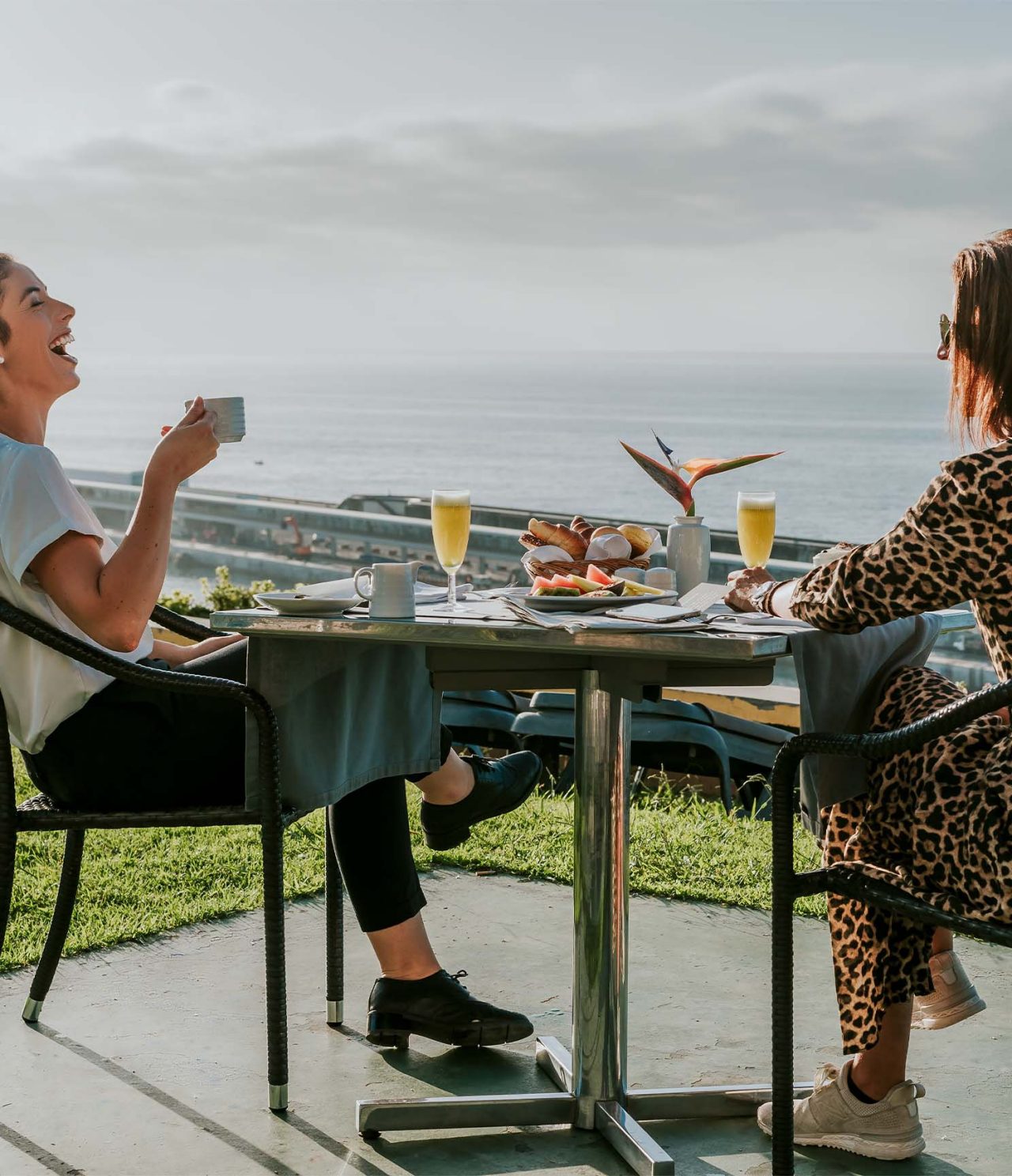 Het restaurant Dockside, van het 5-sterrenhotel in het centrum van Funchal, heeft een terras met uitzicht op de zee
