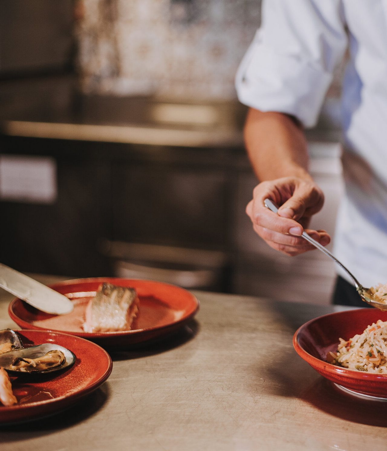 Het restaurant Taverna Grill, van het hotel in het centrum van Funchal, op Madeira, heeft een chef die gerechten opmaakt