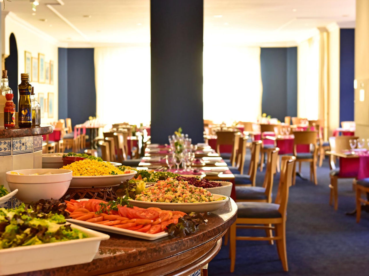 Het restaurant A Vila, van het Hotel de Charme op Madeira heeft ontbijt met een fruitbuffet en tafels