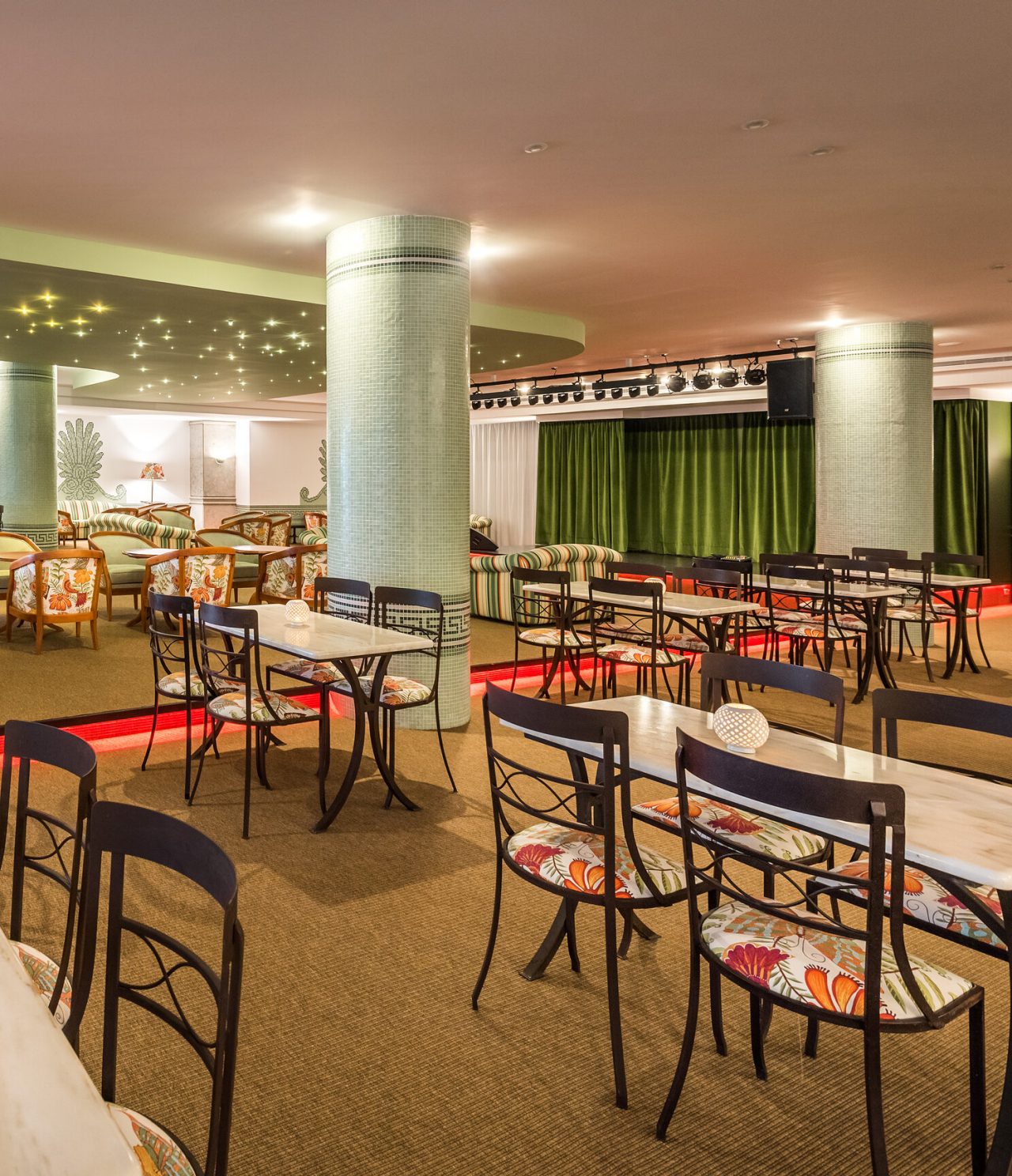 De bar Primavera Bar & Lounge, van het 5-sterrenhotel in Funchal, heeft een ruime binnenruimte met groene pilaren en tafels