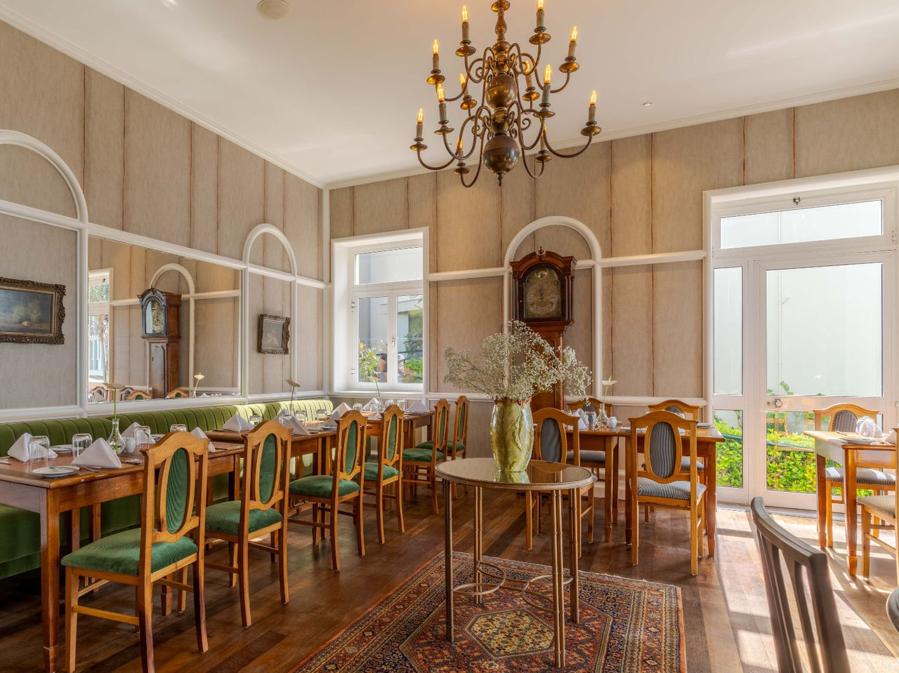 Het restaurant Vila Lido, van het Hotel met Toegang tot de Zee in Funchal, heeft gestreept behang en oude stoelen