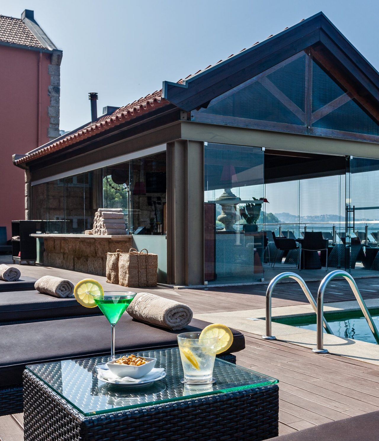 De bar Promenade, van het 5-sterrenhotel in Porto, Nationaal Monument, ligt naast het buitenzwembad en serveert cocktails