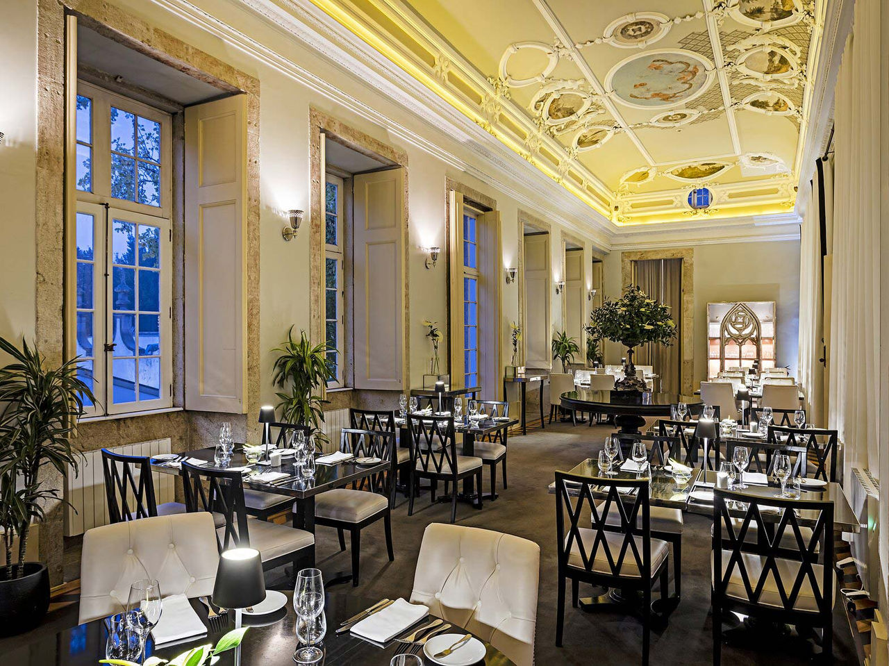 De Palatium bar van het 5-sterrenhotel in Porto, een nationaal monument, heeft kussenstoelen en een beschilderd plafond