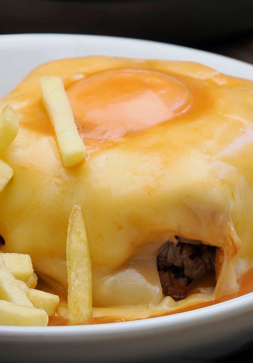 De Francesinha is een typisch gerecht uit Porto met verschillende soorten vlees, worst, kaas en een speciale saus