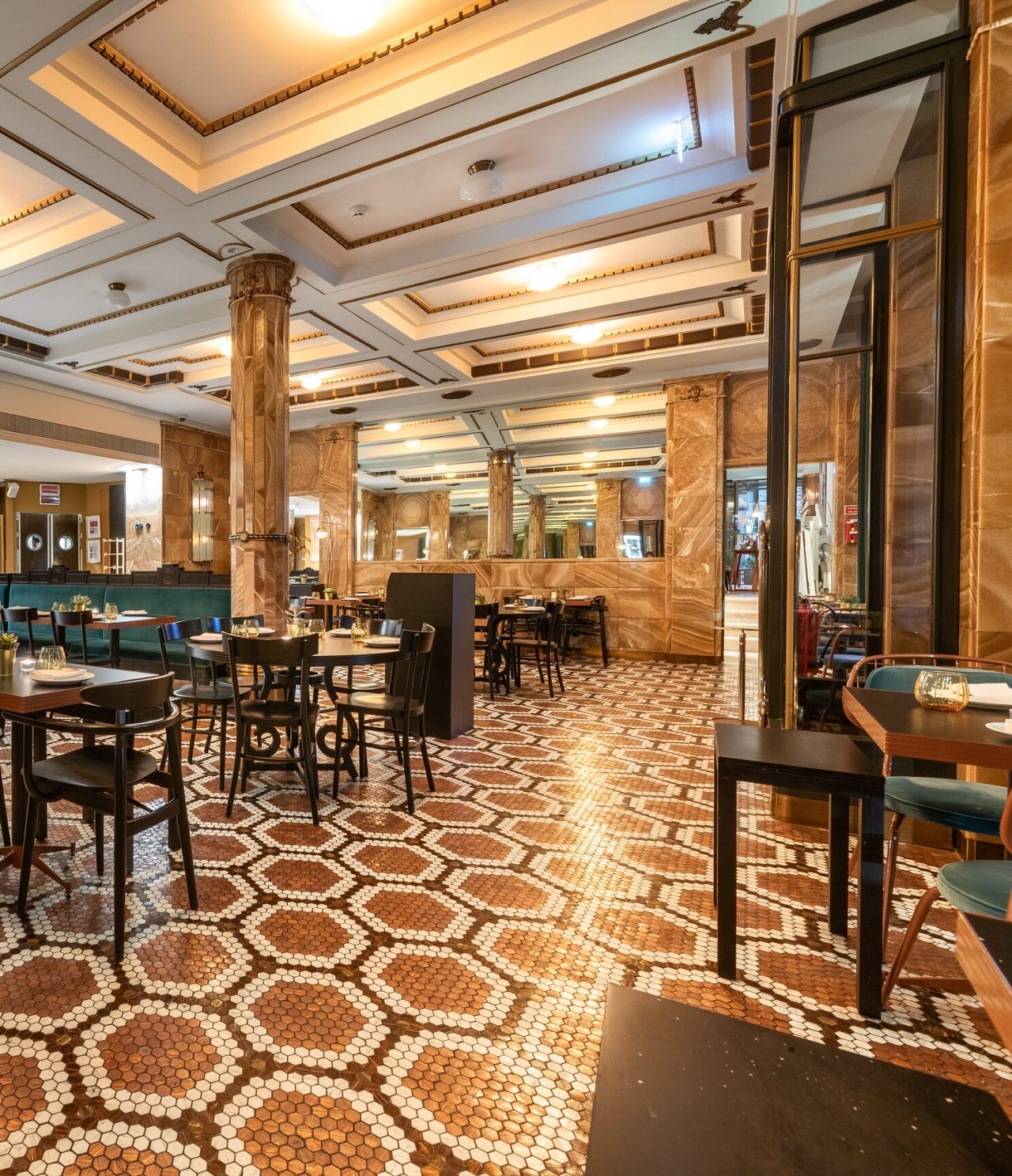 Het restaurant - A Brasileira, van het 5-sterrenhotel in het centrum van Porto, heeft een moderne en elegante inrichting