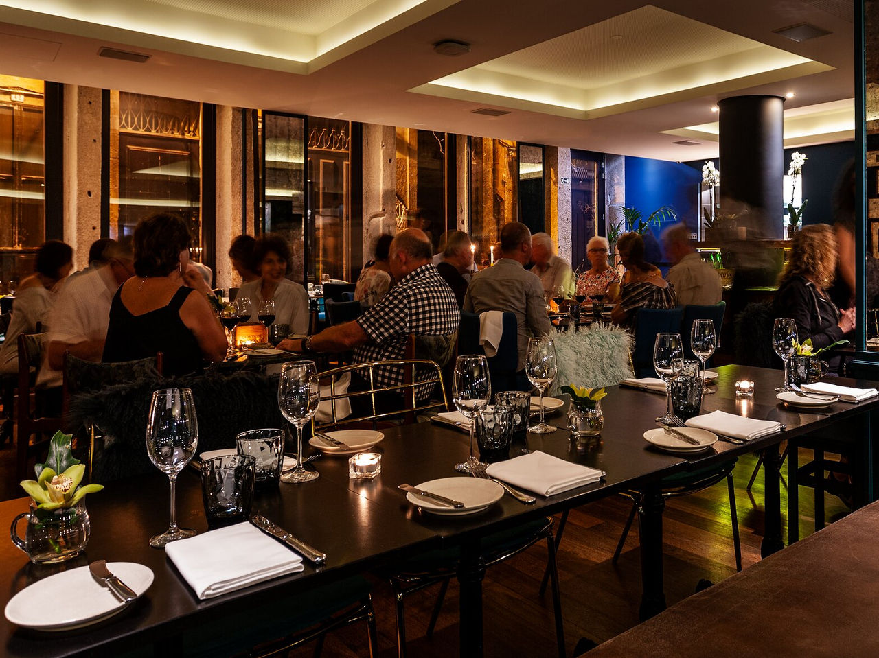 Het restaurant Rib Beef & Wine, van het hotel in het centrum van Porto, heeft grote tafels voor maaltijden met vrienden