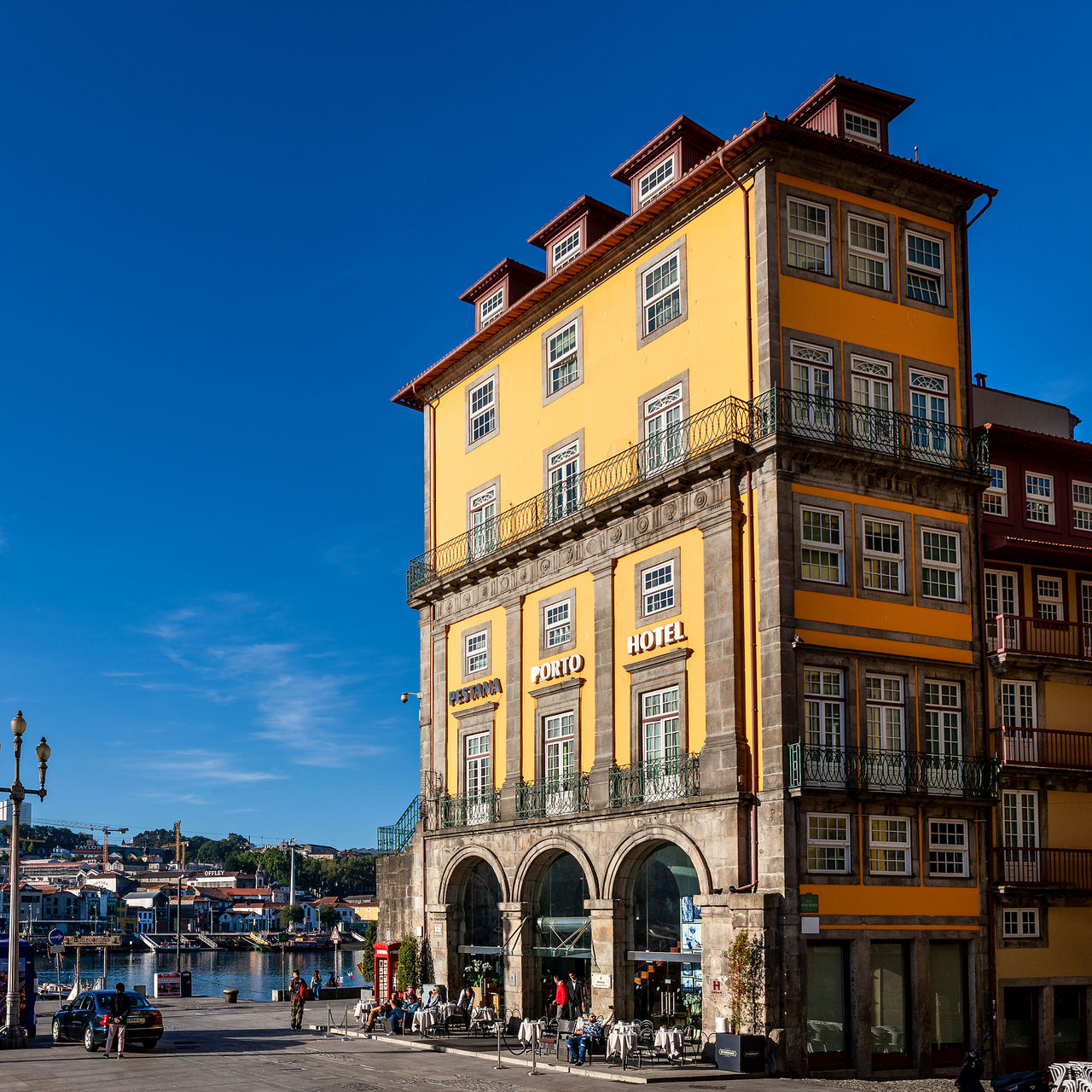 Gele gevel Pestana Vintage Porto, 5 sterren bij Ribeira Porto centrum