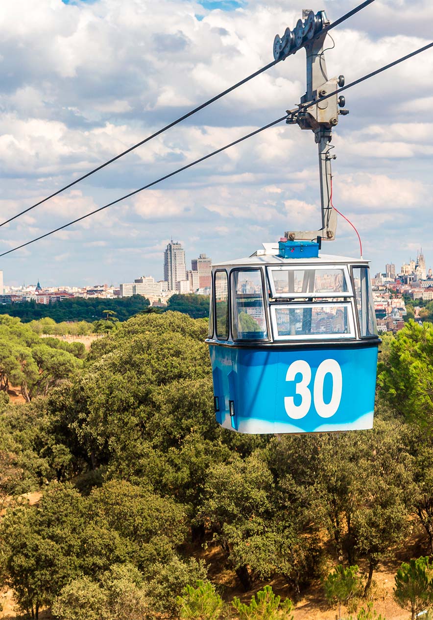 Blauwe kabelbaan met nummer 30 boven de stad Madrid en verschillende bomen