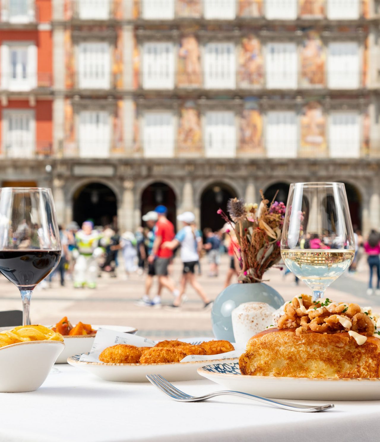 Het restaurant Café de La Plaza, van het hotel in het historische centrum, serveert maaltijden op het terras in Plaza Mayor
