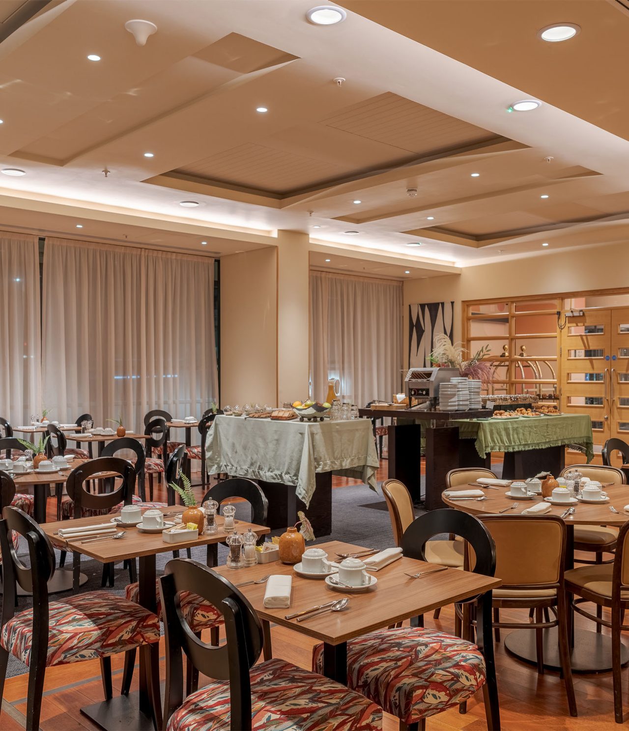 Het restaurant Atlântico, van het 4-sterrenhotel in Londen, heeft een buffettafel en eettafels