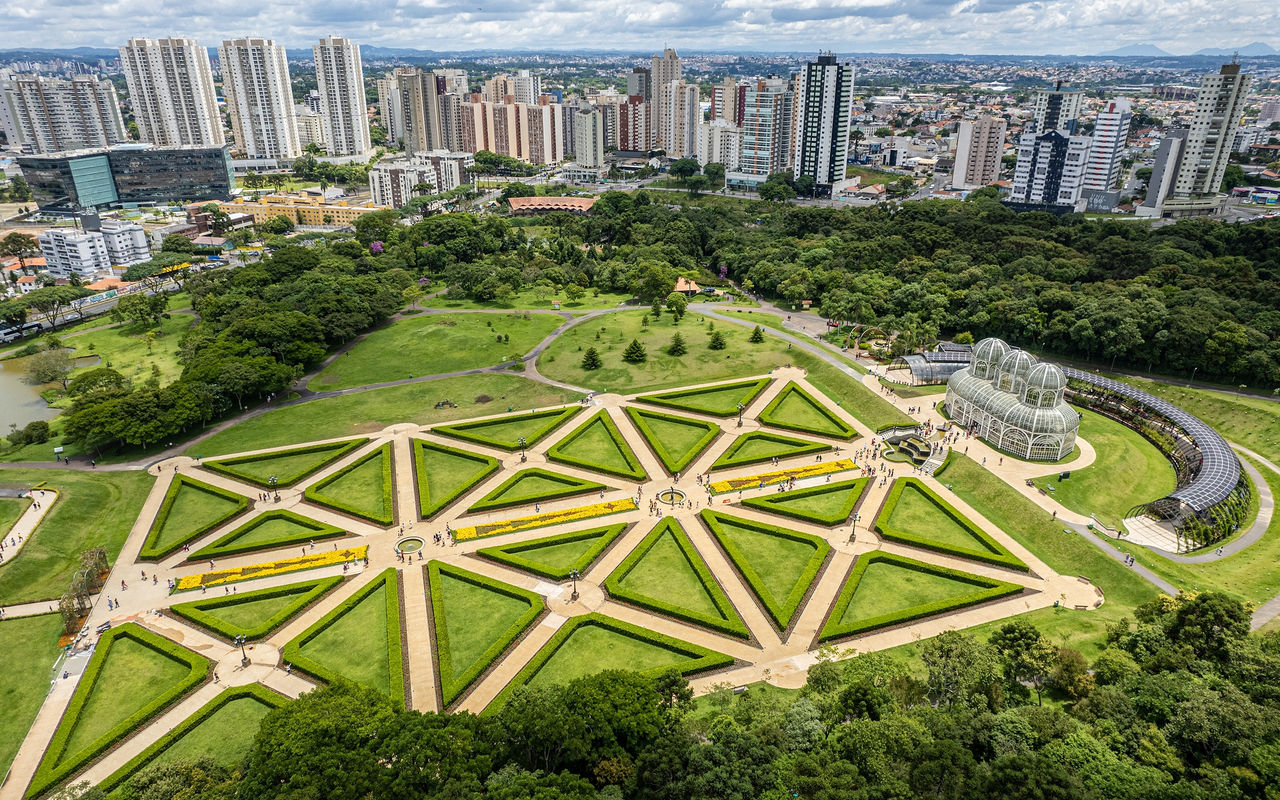 Luchtfoto van Curitiba met weelderige groene parken en indrukwekkende moderne architectuur