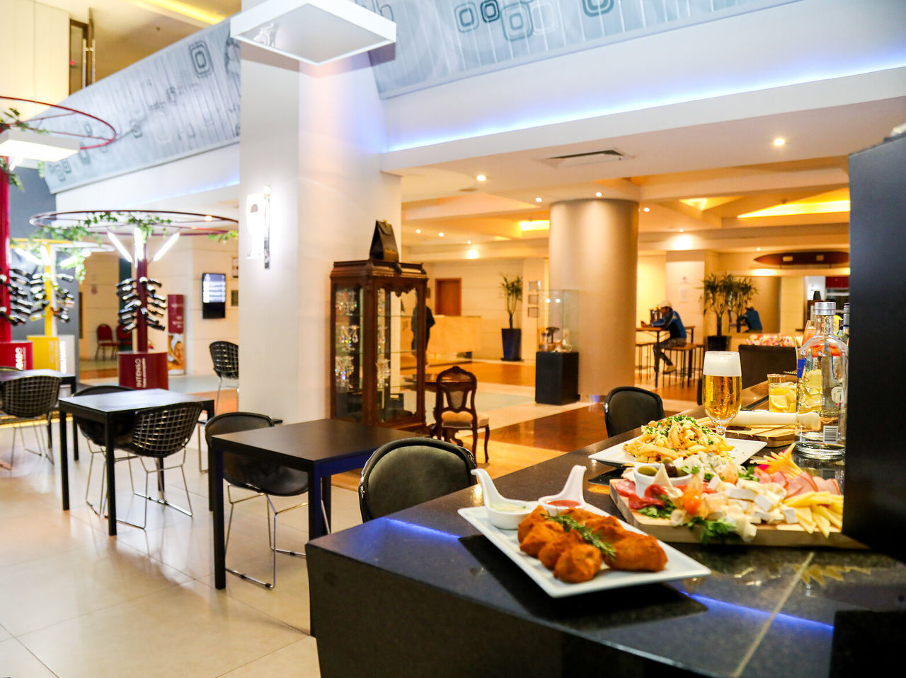 De bar do Lobby, van het hotel in Curitiba, Brazilië, serveert drankjes en snacks perfect voor happy hour