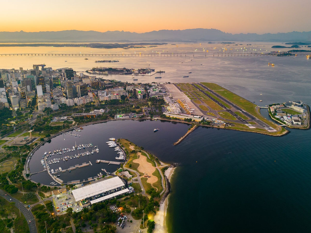 Luchtfoto van de Baai van Guanabara en de luchthaven Santos Dumont in Rio de Janeiro