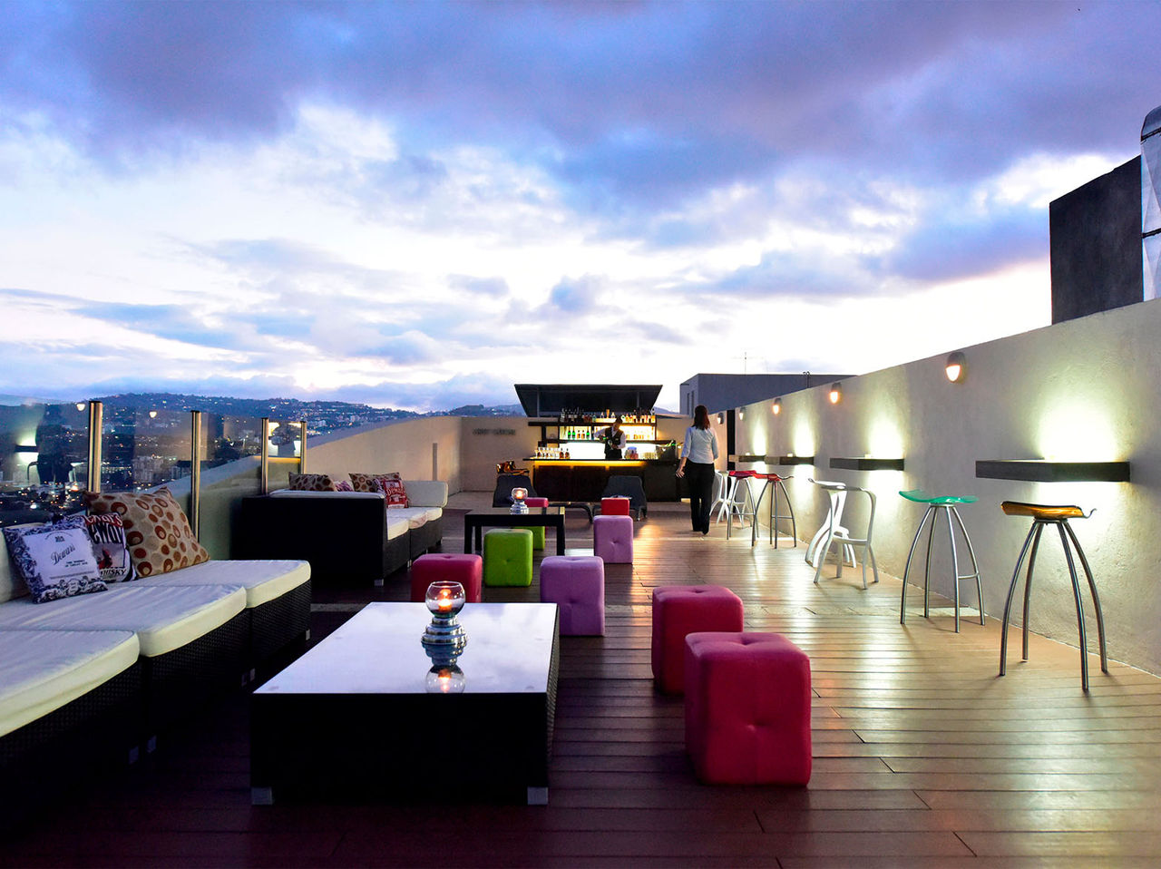 De bar Lounge Vip 19, van het Hotel in Caracas, heeft een rooftop met banken en combineert luxe en comfort met drankjes