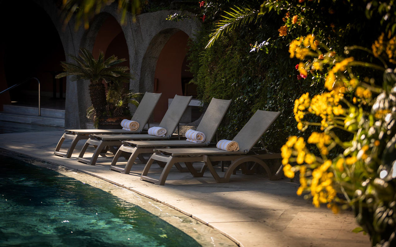 Ontdek de Pestana Guest Club, geniet van hotels met zwembad en ligstoelen in een paradijselijke omgeving