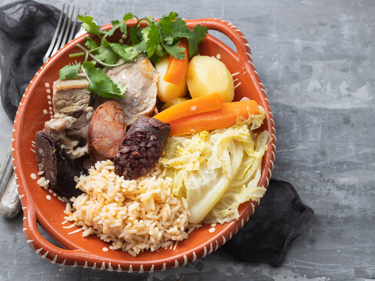 Discover the typical gastronomy of the Azores, with sausages, vegetables and rice in a traditional Portuguese dish
