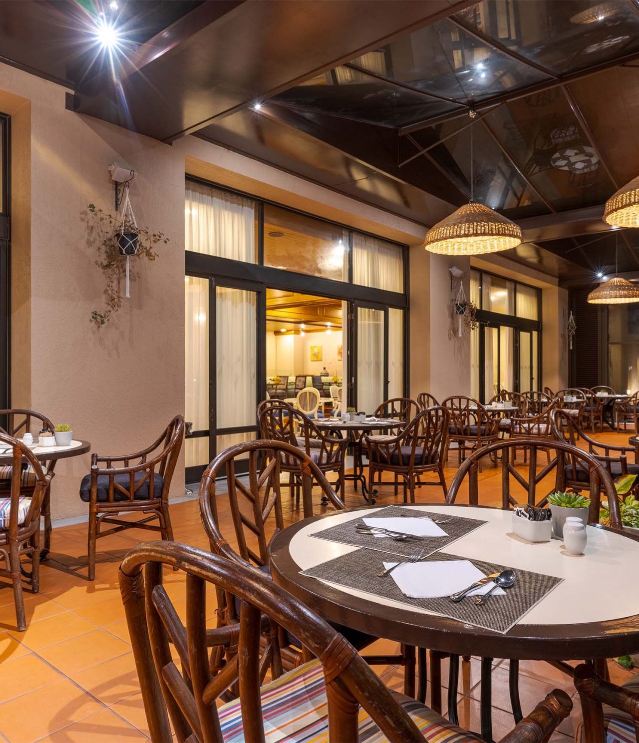 Lugar da Praia offers an open dining area with wooden tables and chairs for a natural feel
