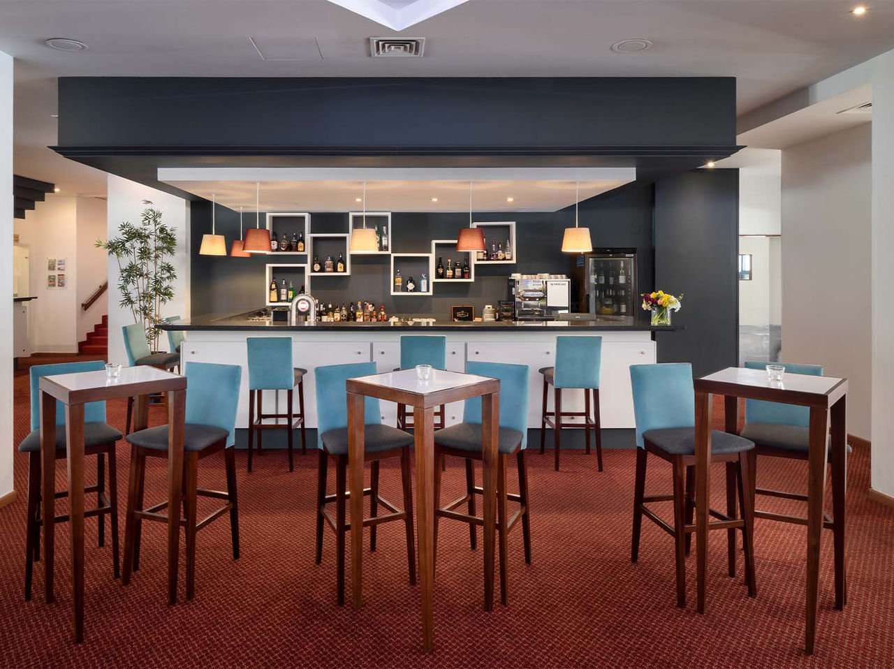 Atlântico Bar in Cascais has a counter serving cocktails and fresh juices